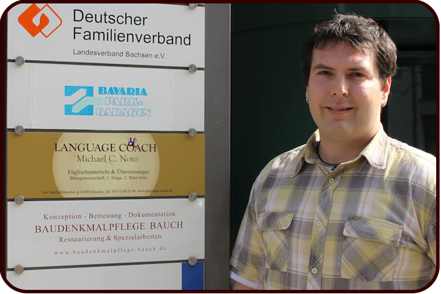 Bild von Curt vor Eingang